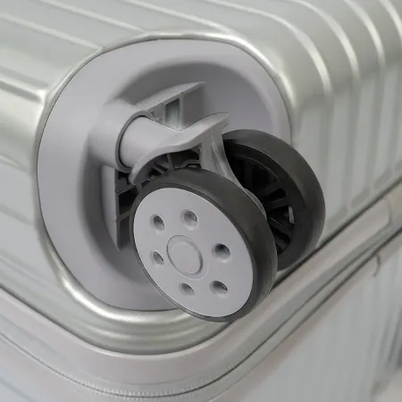 - Чемодан на 4-х колесах (серебряный)