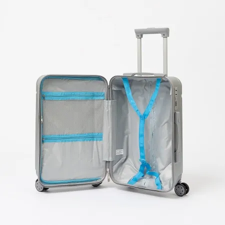 - Чемодан на 4-х колесах (серебряный)